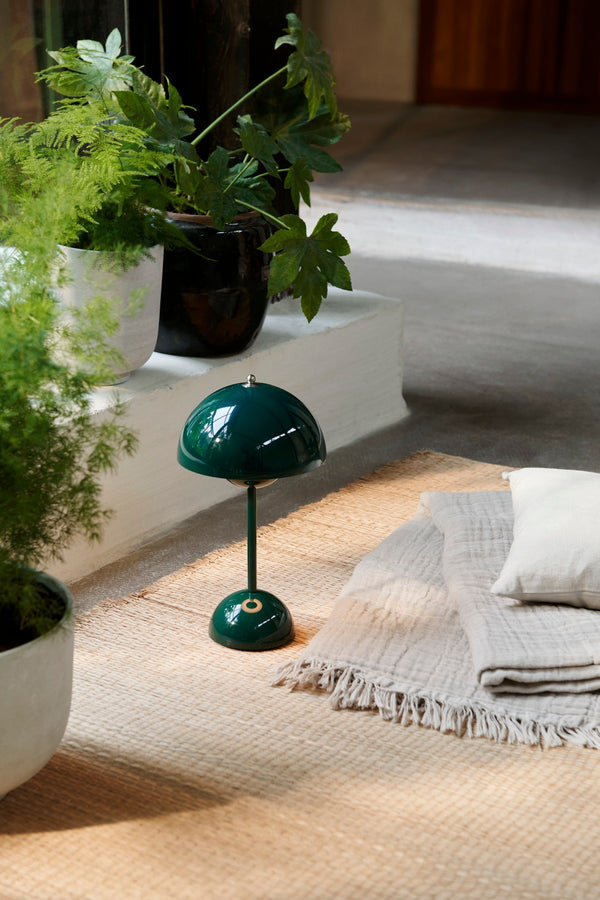 Flowerpot VP9 Table Lamp, Dark Green 